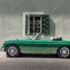 Groene oldtimer cabrio voor raam